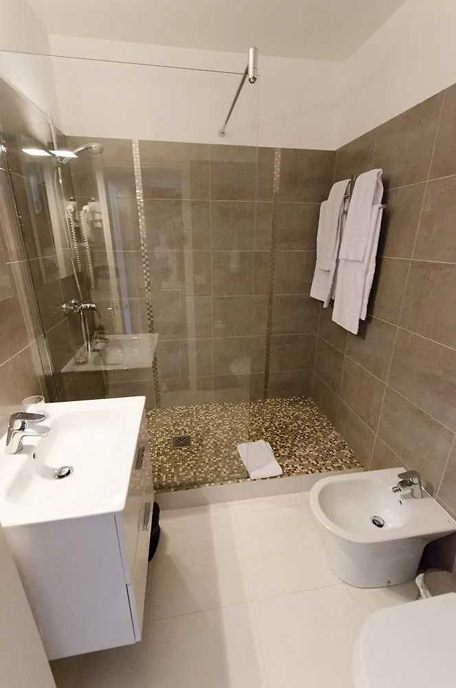 Hotel Carolina Cannes 2*,